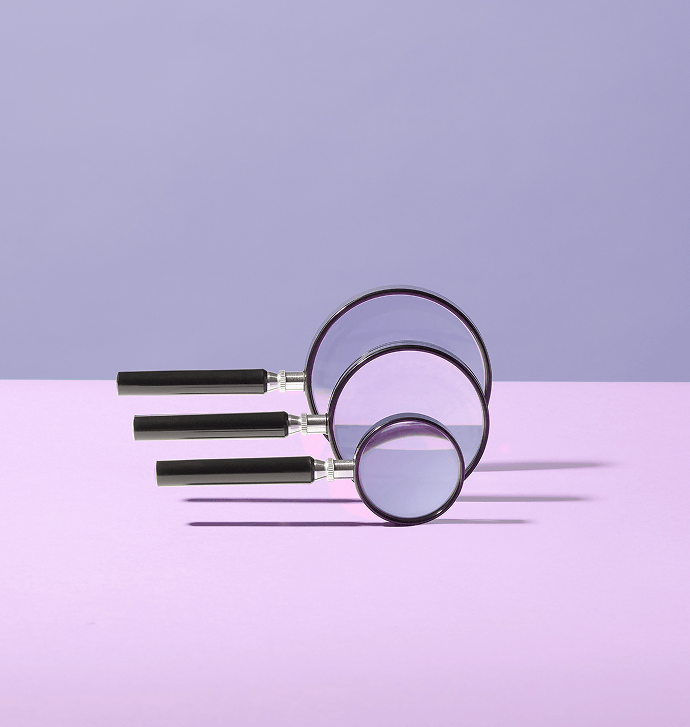 Drei Lupen auf violettem Hintergrund